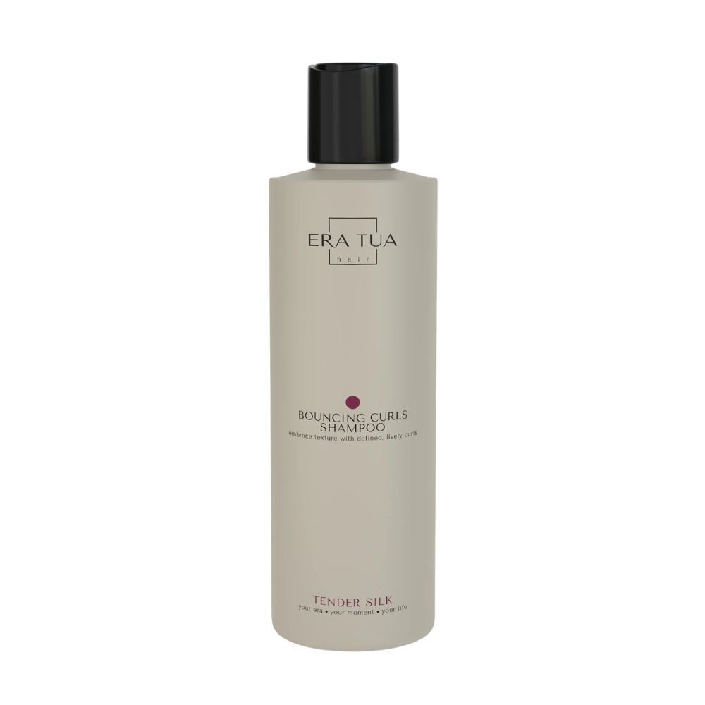 Fles "Era Tua" Tender Silk Shampoo. Zwarte dop, grijze fles. Tekst: Bouncing Curls Shampoo. Veganistisch label.