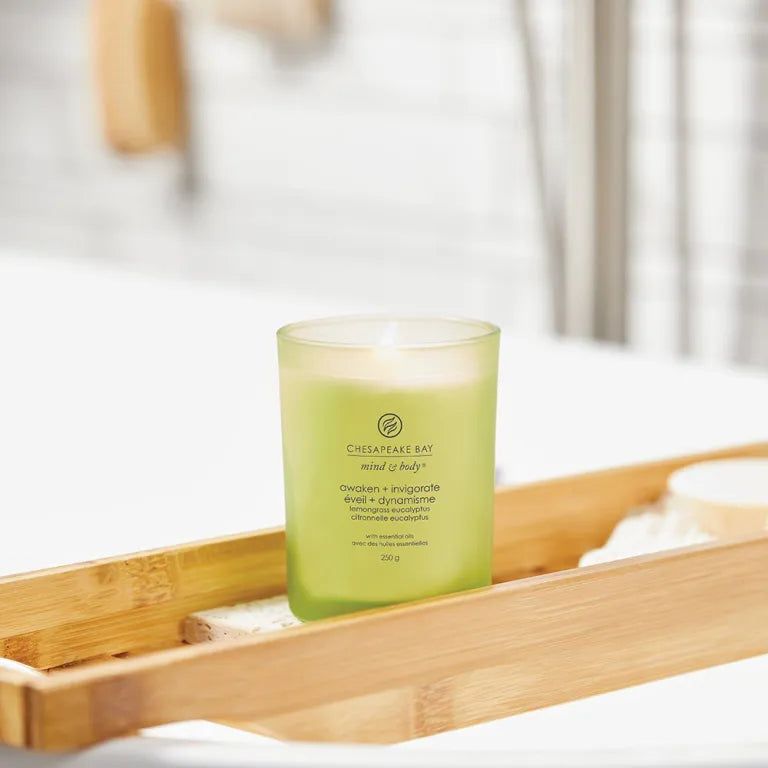 Bougie verte en verre sur un plateau en bambou. Inscription: Chesapeake Bay mind & body, awaken + invigorate.