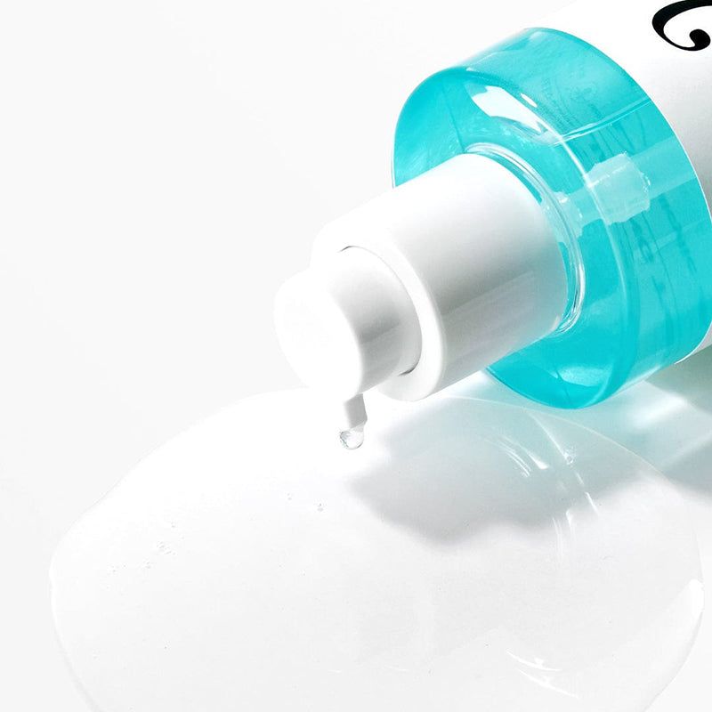 Close-up van een fles waar vloeistof uit druppelt. Geen volledige fles zichtbaar.