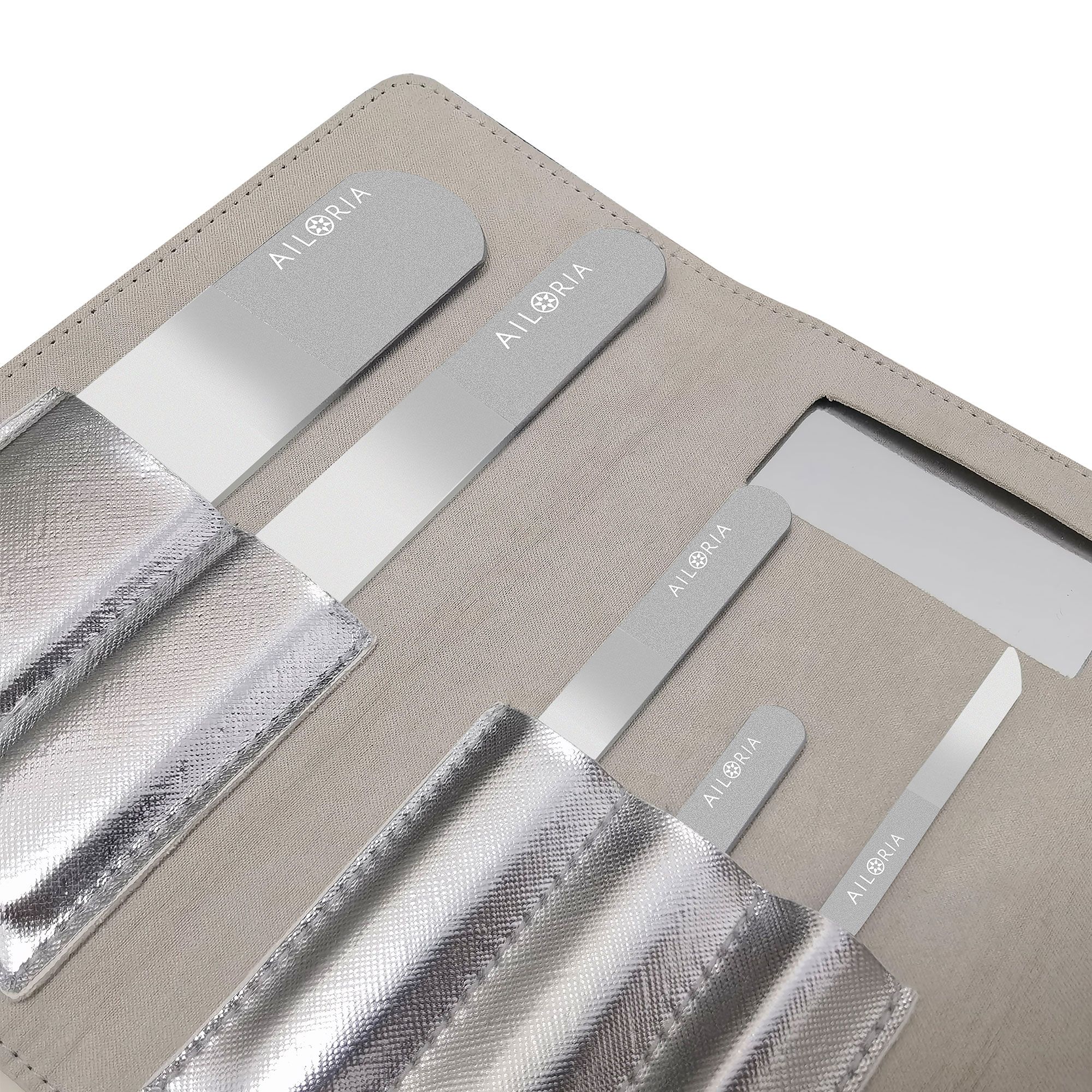 Set de limes à ongles dans un étui gris. Limes en verre. Marque AILORIA sur chaque lime. Plusieurs compartiments.
