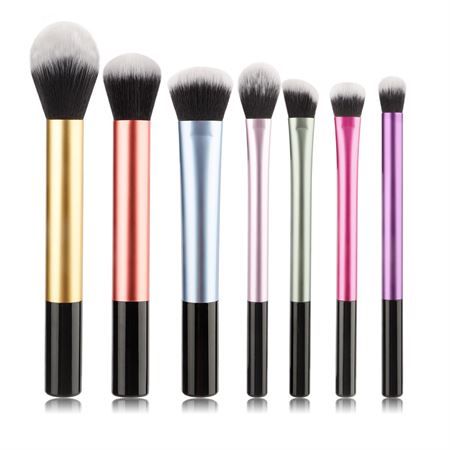Ensemble de sept pinceaux de maquillage avec manches colorés (or, rose, bleu, rose pâle, vert, rose, violet) et extrémités noires.