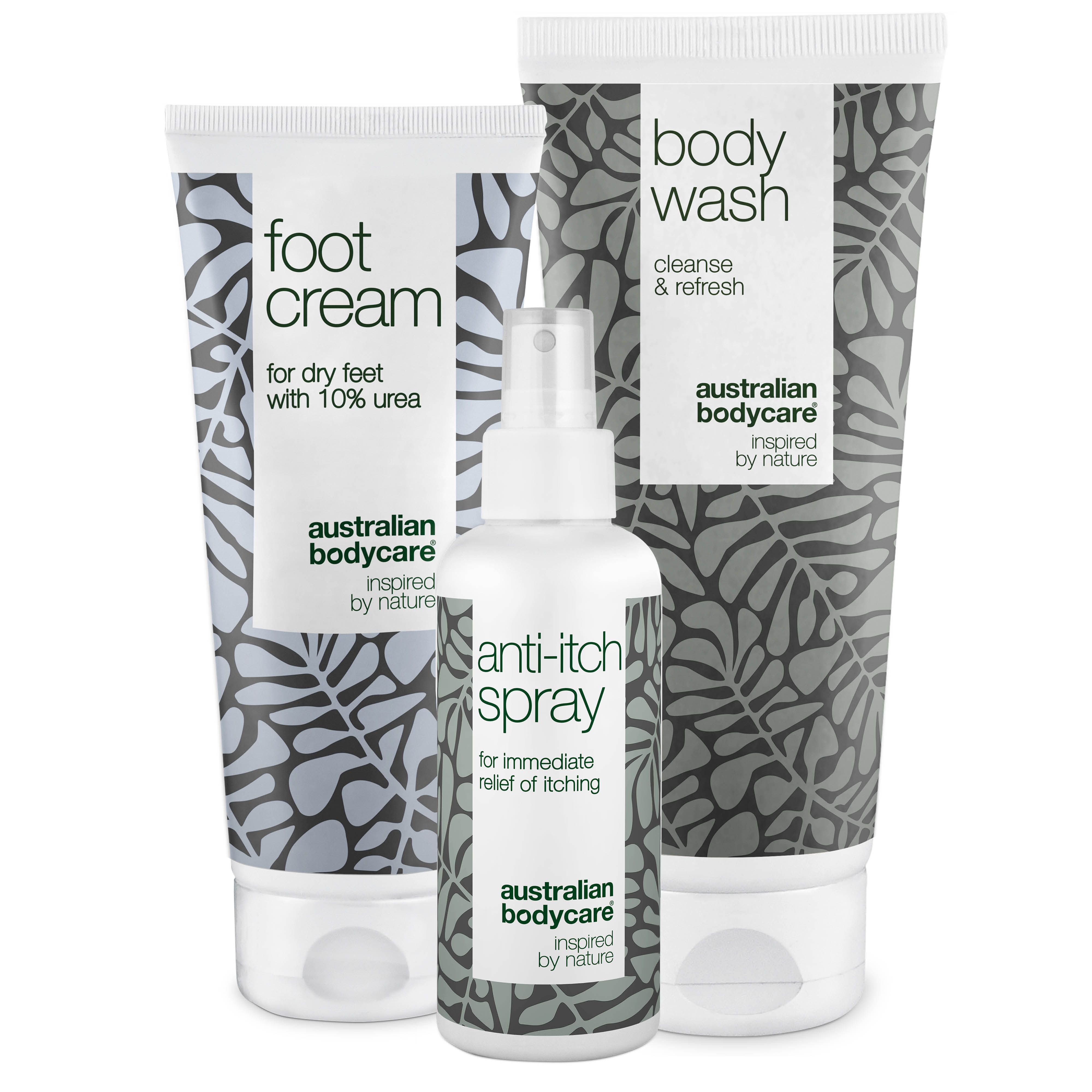 Trois produits : crème pour les pieds, gel douche et spray anti-démangeaisons. Tous en tubes et flacons blancs avec des motifs de feuilles grises.