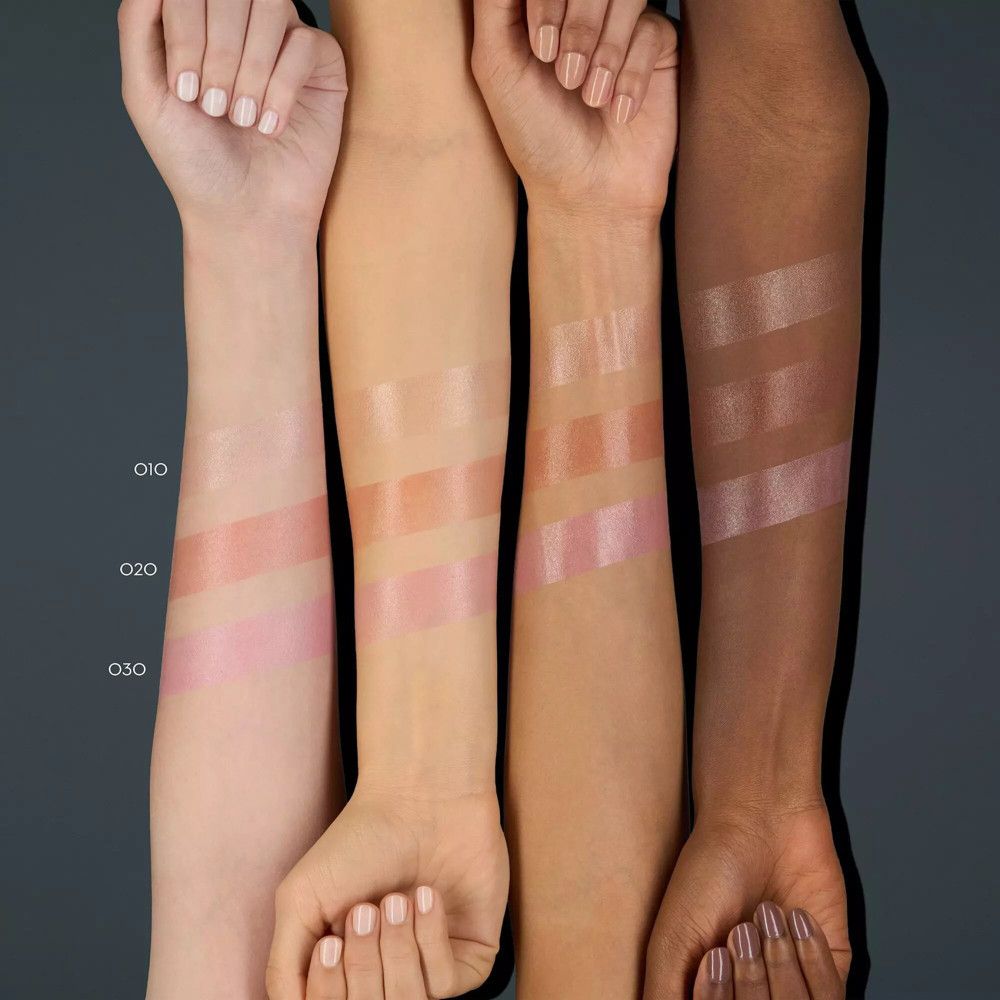 Armen met lippenbalsem-swatches in verschillende huidtinten. Kleurnummers: 010, 020, 030.