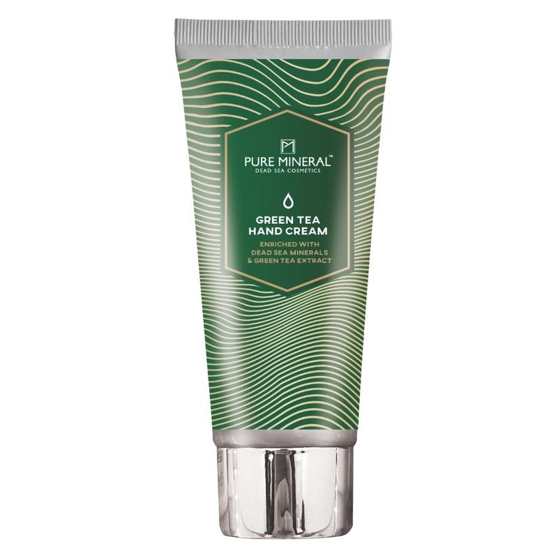 Tube de crème pour les mains verte. Inscription : Pure Mineral, Green Tea Hand Cream. Enrichi en minéraux de la mer Morte et extrait de thé vert. Fermeture argentée.