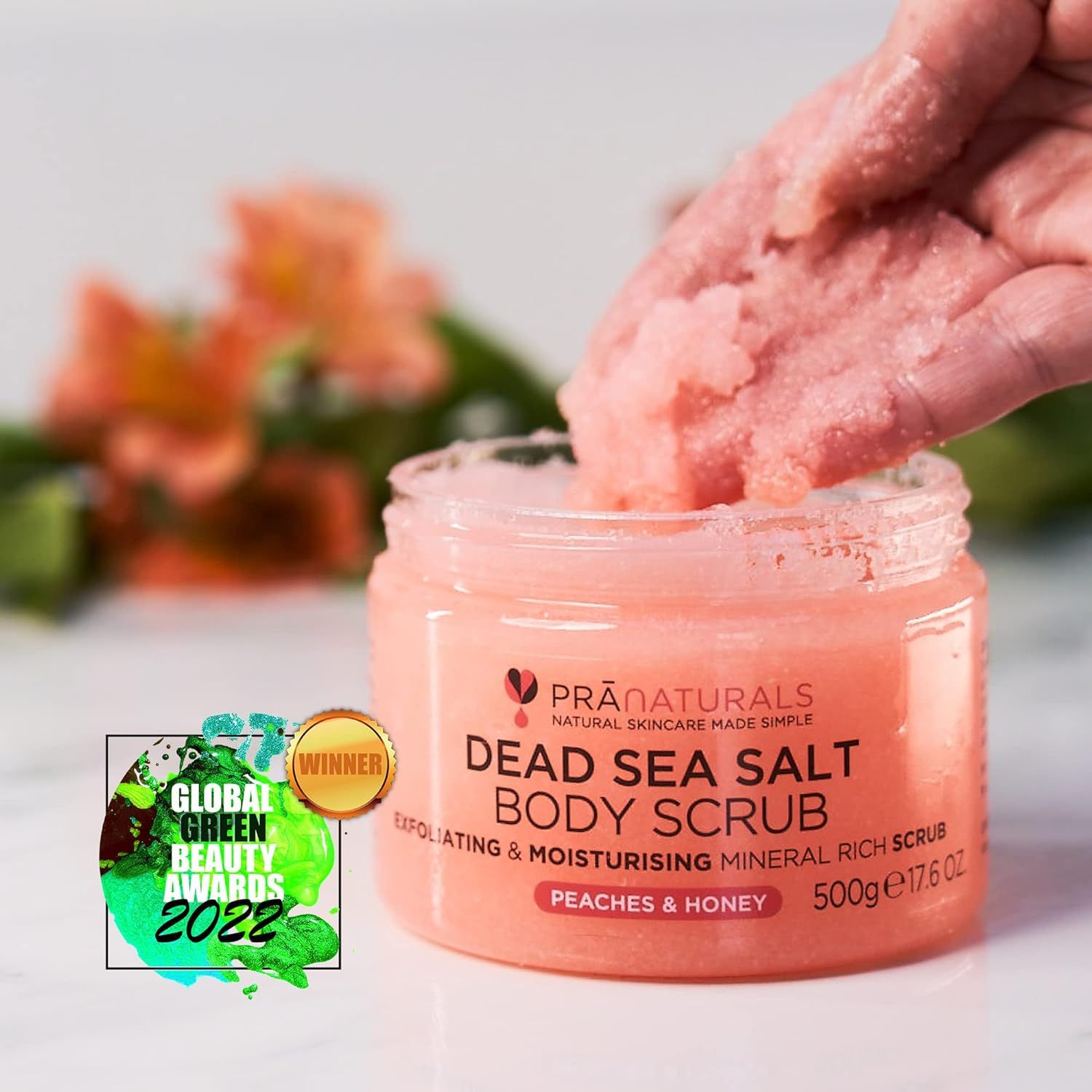 Pot bodyscrub, hand neemt scrub. Opschrift: Dead Sea Salt Body Scrub, Peaches & Honey. Award Global Green Beauty Awards 2022.