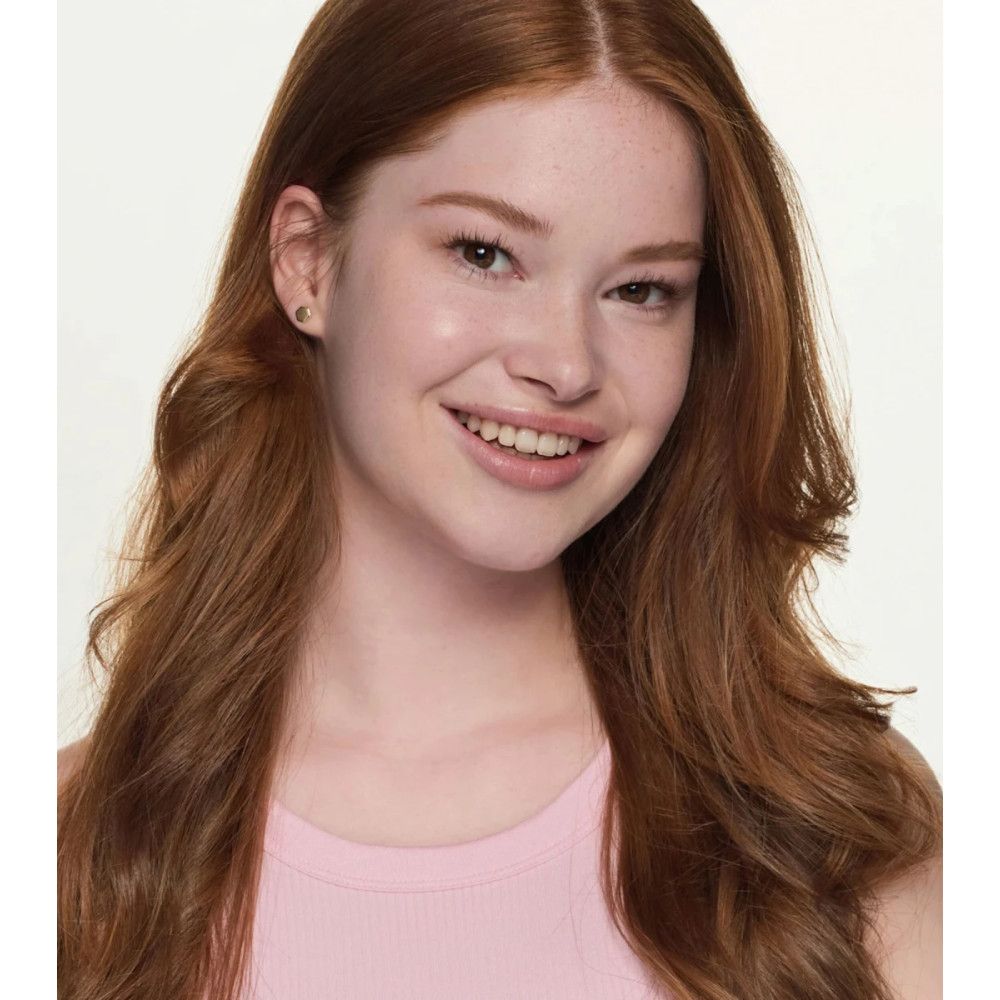 Portret van een lachende vrouw met rood haar. Roze top.