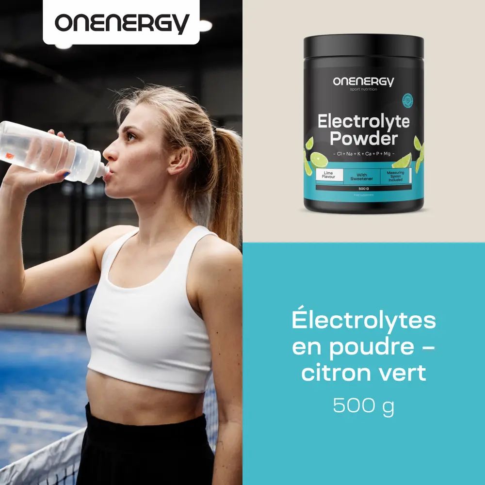 Femme boit de l'eau. Boîte "ONENERGY Electrolyte Powder". Texte: Électrolytes en poudre – citron vert. 500 g.