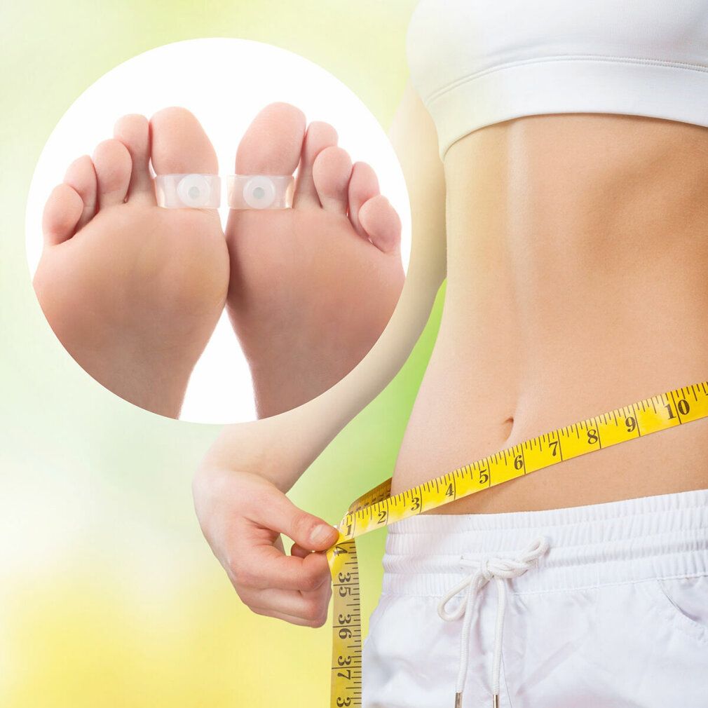 Gros plan sur des pieds avec des anneaux. Ruban à mesurer jaune autour d'un ventre. Fond : vert-jaune.
