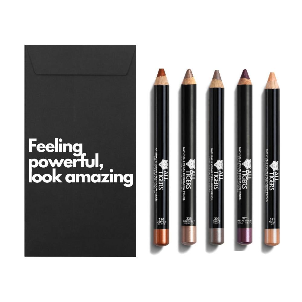 Cinq crayons pour les yeux à côté d'une enveloppe noire avec du texte. Crayons de différentes couleurs, avec logo et nom du produit.