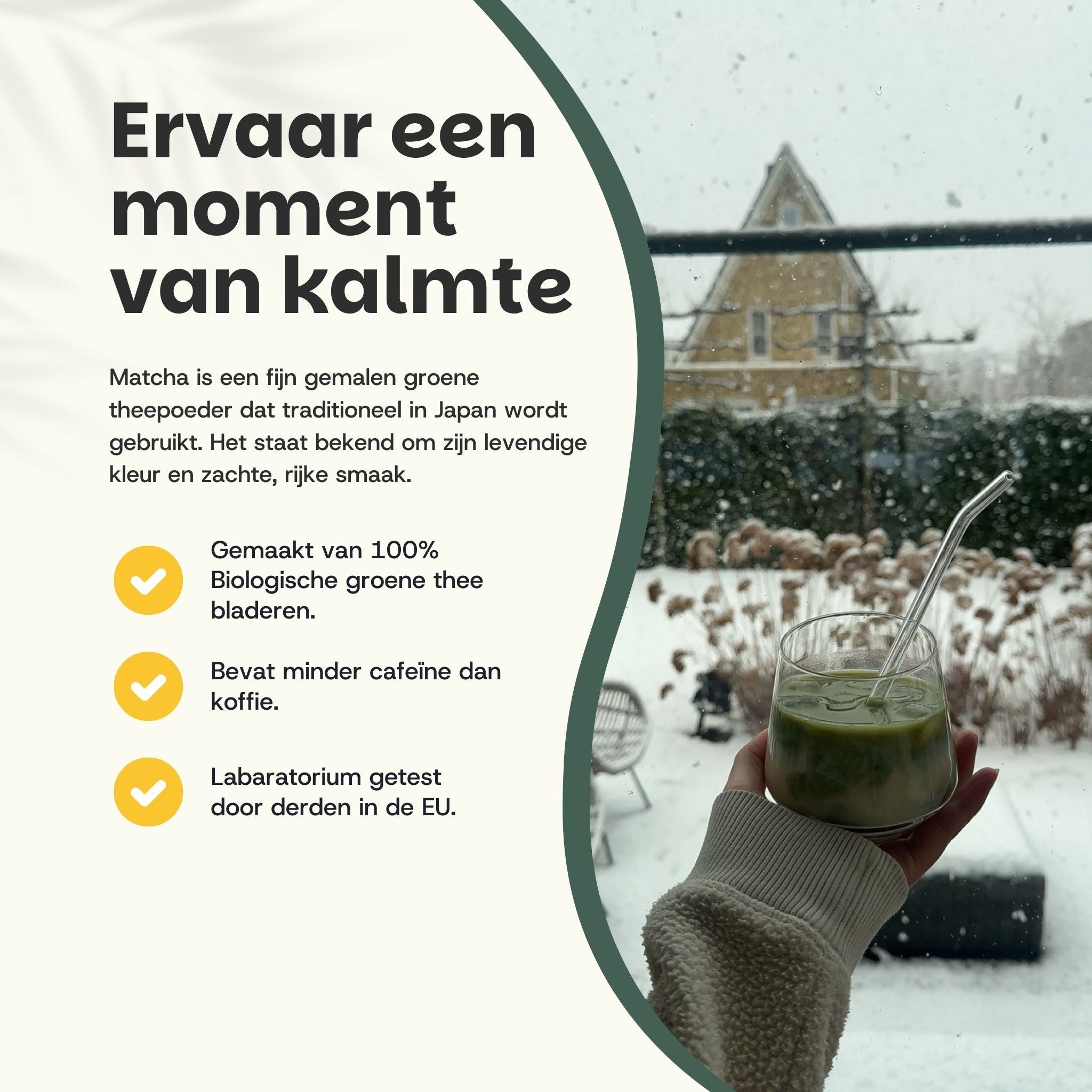Glas matcha drank, hand houdt het vast. Tekst: Matcha, 100% bio bladeren, minder cafeïne, lab getest.