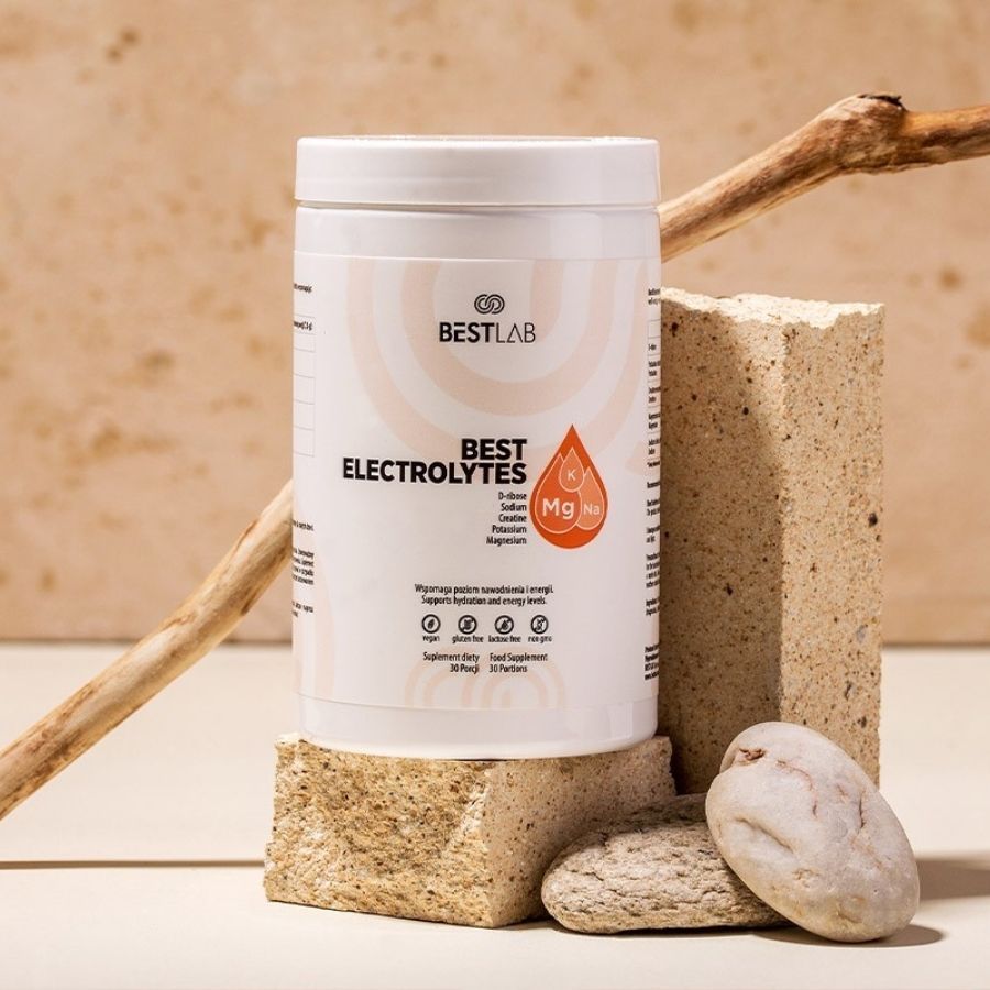 Conteneur blanc BEST LAB BEST ELECTROLYTES. Placé sur des pierres et du bois. Complément alimentaire.