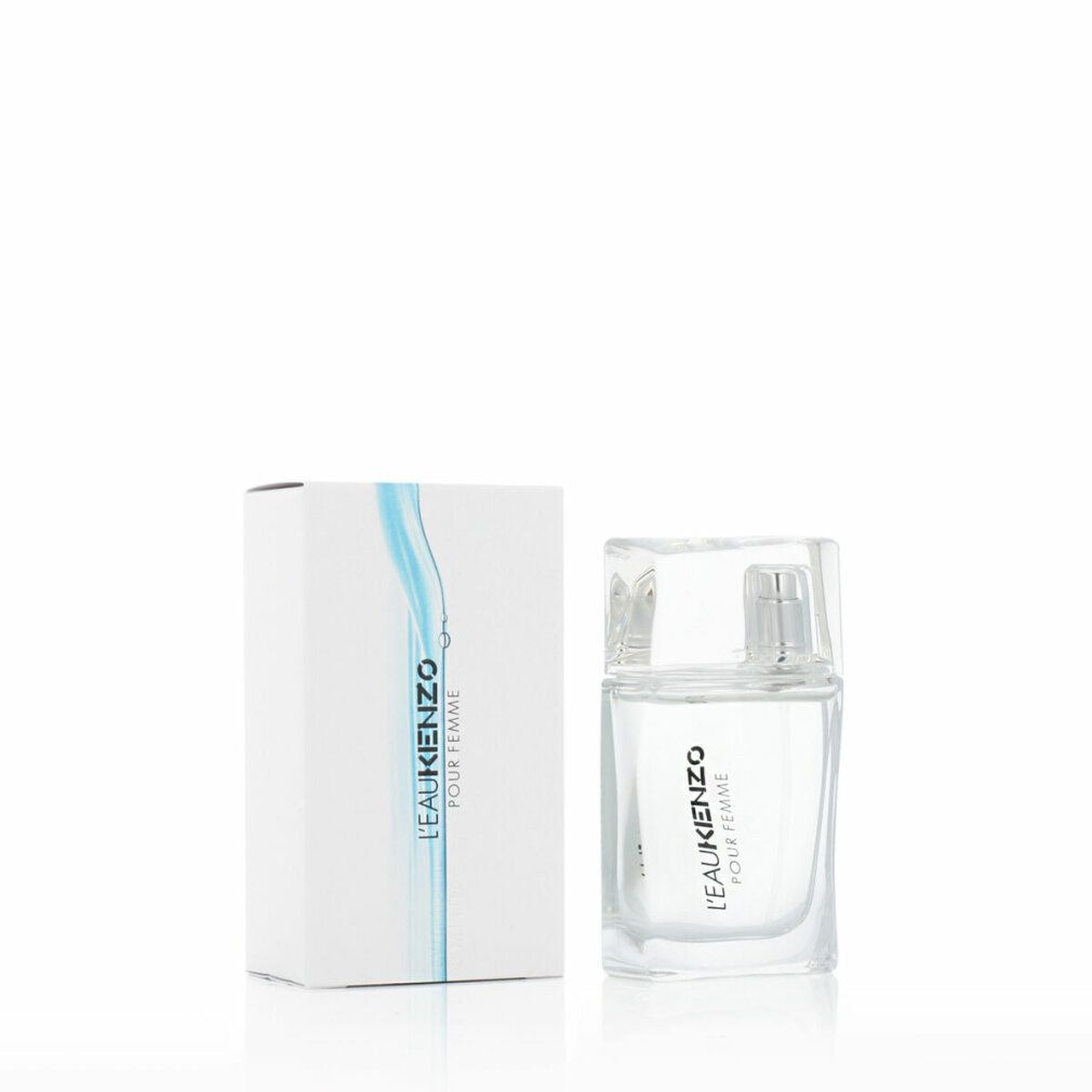 Glazen fles en verpakking. Opschrift: L'EAU KENZO POUR FEMME. Fles en verpakking naast elkaar. Witte achtergrond.