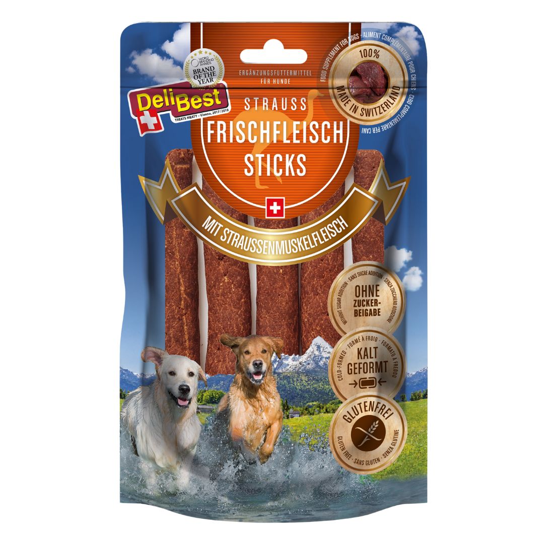 Verpakking met vers vlees sticks voor honden. Opschrift: DeliBest, Strauss, Frischfleisch Sticks. Met struisvlees.
