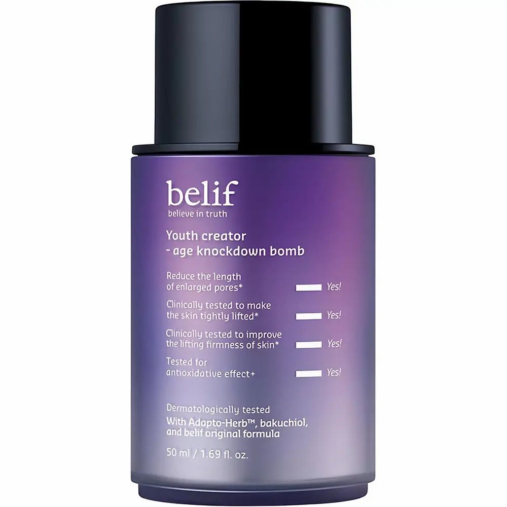 Paarse fles met zwarte dop. Opschrift: belif, Youth creator - age knockdown bomb. Tekst: Vermindert poriën, verstevigt de huid, verbetert de stevigheid.