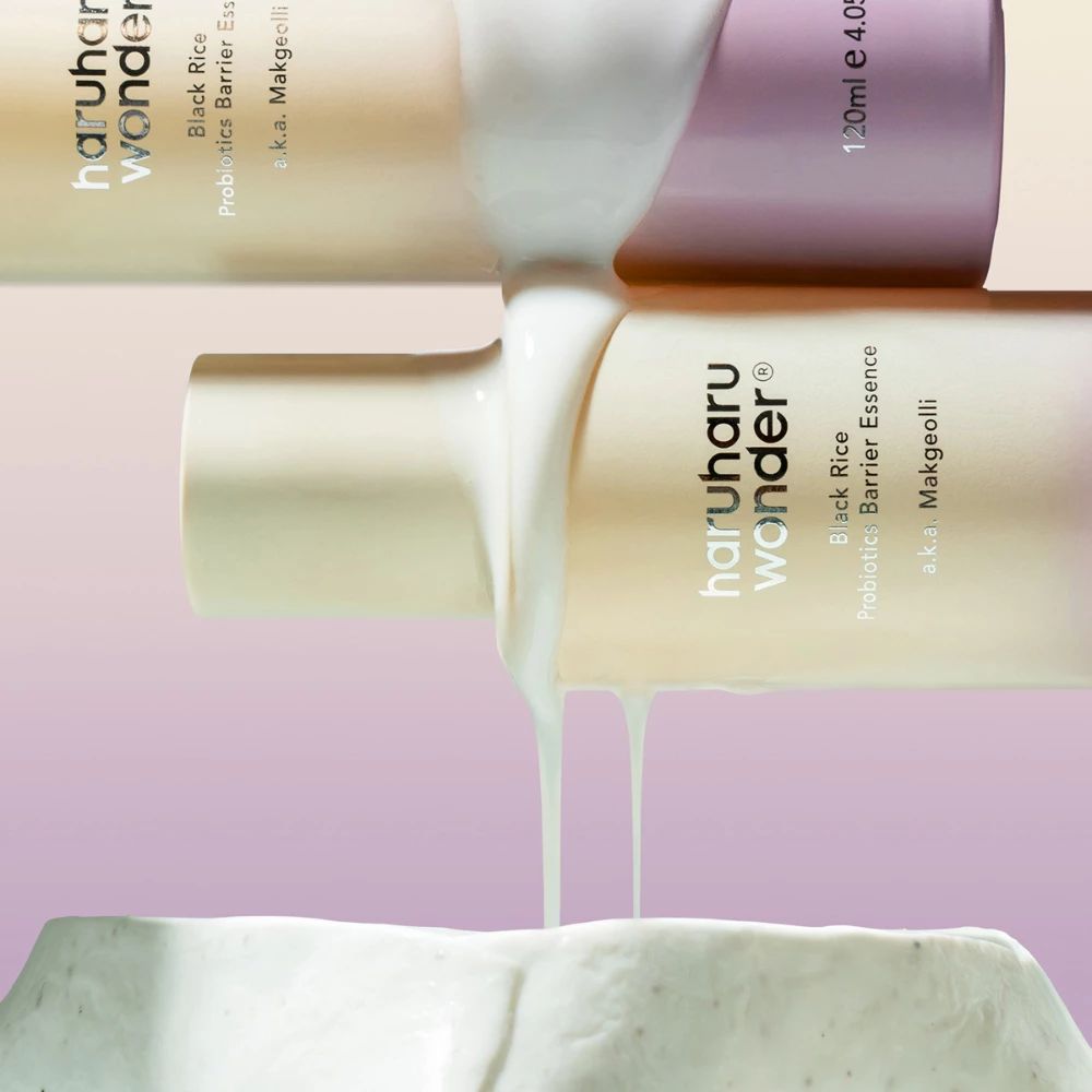 Twee flessen met product waar vloeistof uit komt. Opschrift: haruharu wonder Black Rice Probiotics Barrier Essence.