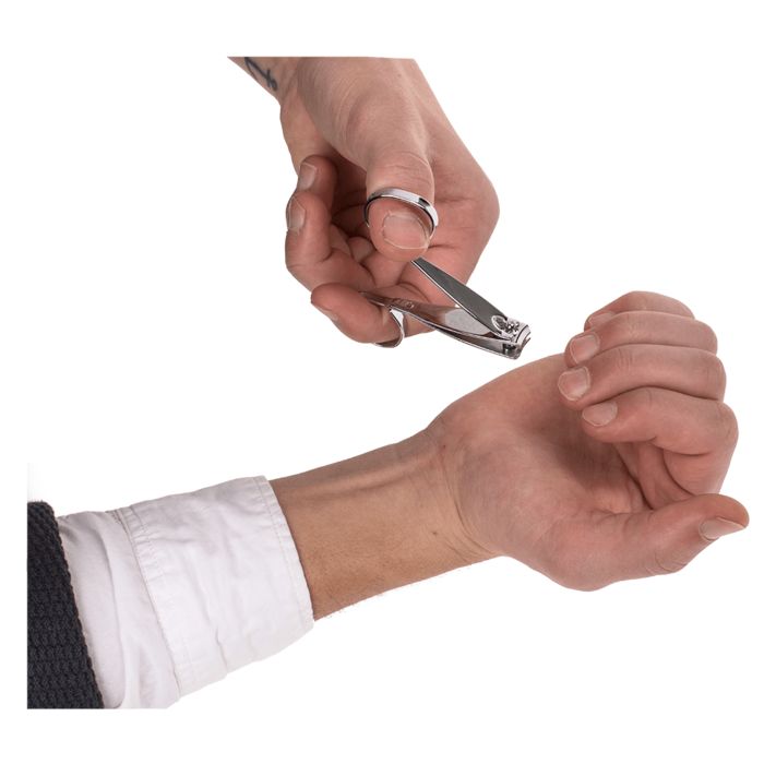 Nagelknipper in gebruik. Eén hand knipt de nagels van de andere hand.
