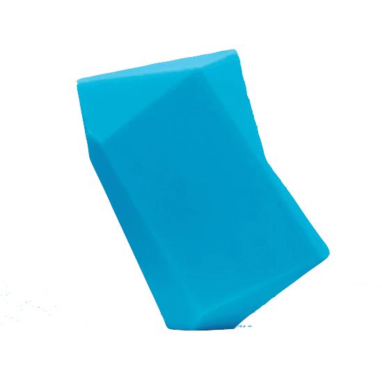Duschbrocken turquoise en forme de prisme. Forme angulaire avec plusieurs facettes. Sur fond blanc.