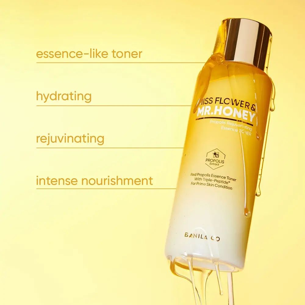 Geel transparante fles met gouden dop. Opschrift: Miss Flower & Mr. Honey, Propolis Rejuvenating Essence Toner. Product druppelt.