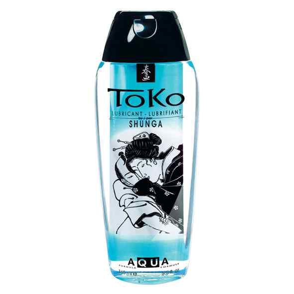 Heldere vloeistof in fles met zwarte dop. Opschrift: ToKo, Aqua, Shunga. Illustratie van een vrouw.