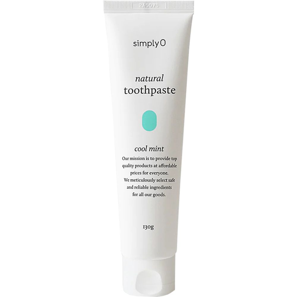 Witte tube "simplyO natural toothpaste Cool Mint". Bevat 130g. Tekst: "Our mission is to provide top quality products..."