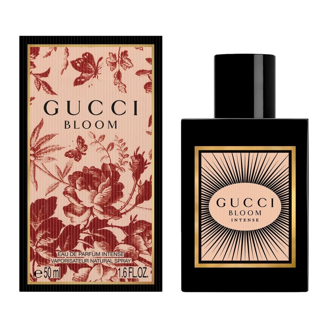 Zwarte fles en verpakking. Opschrift Gucci Bloom Intense. Verpakking met bloemenpatroon en tekst.