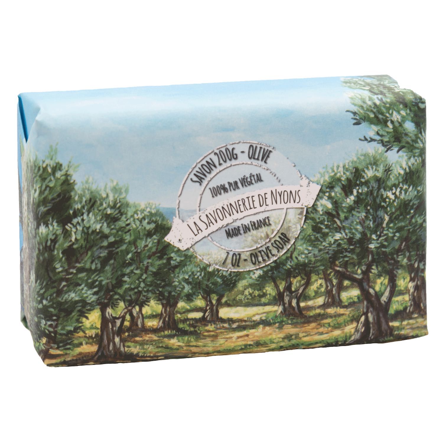 Zeep in papieren verpakking met olijfboommotief. Opschriften: SAVON 2006-OLIVE, 100% PUR VEGETAL, LA SAVONNERIE DE NYONS, MADE IN FRANCE, 7 OZ - OLIVE SOAP.