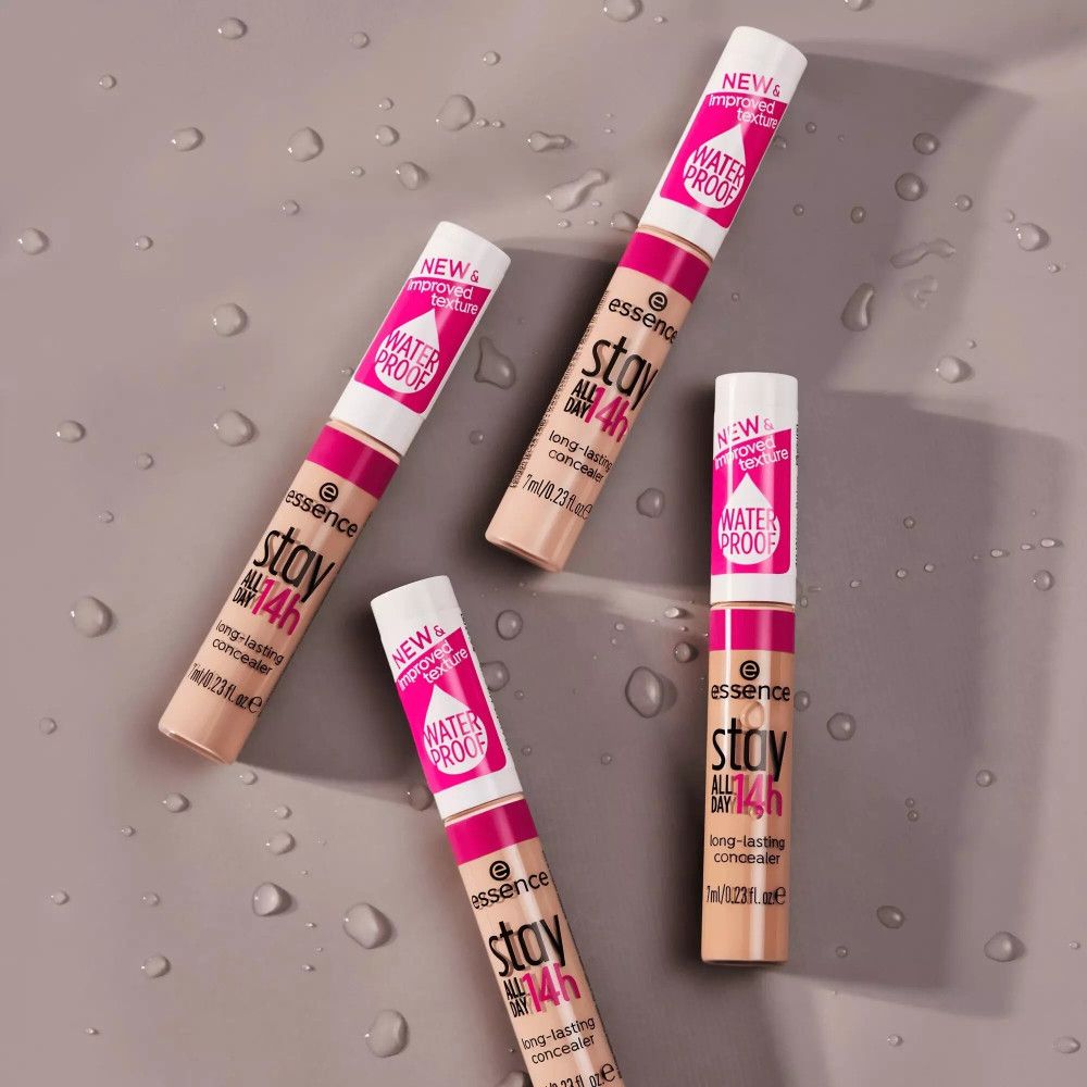 Quatre correcteurs liquides Essence Stay All Day 14h. Design rose et blanc, nom et logo du produit. Indication waterproof. Sur fond gris.