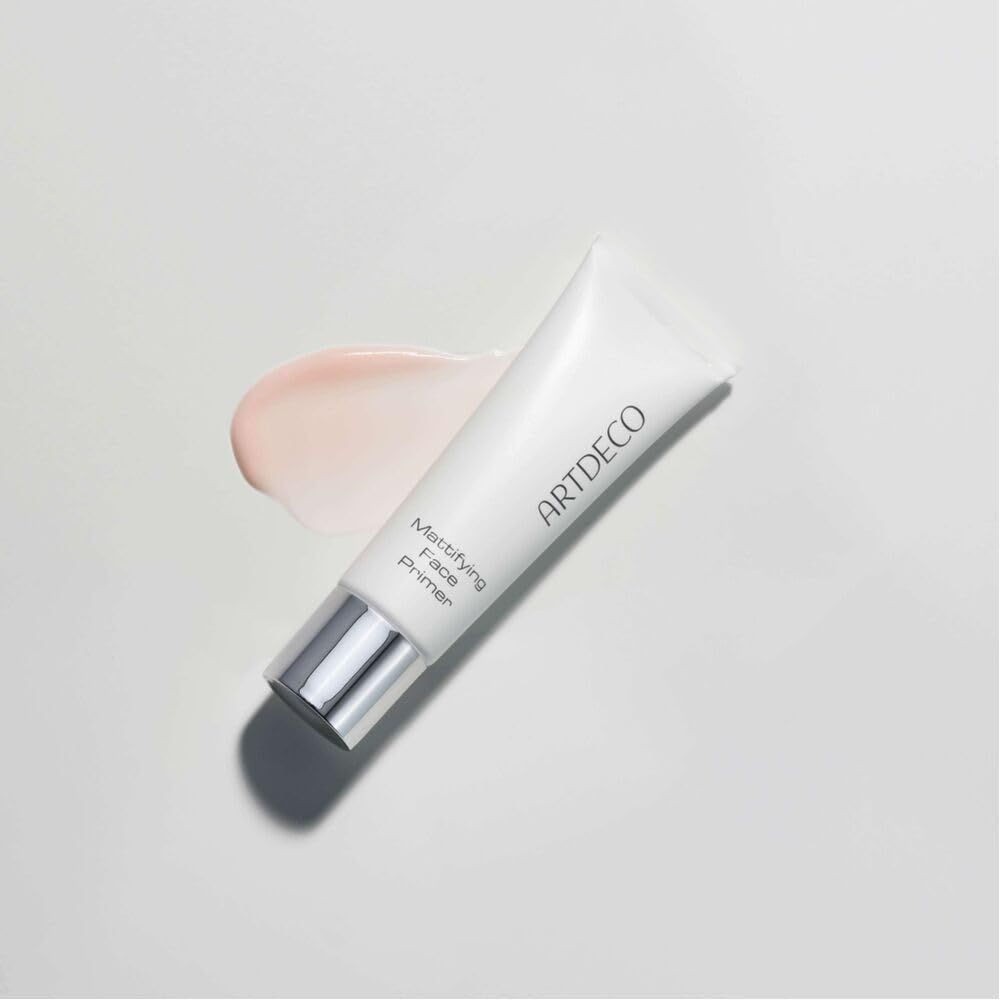 Witte tube met zilveren dop. Opschrift ARTDECO en Mattifying Face Primer. Daarnaast een primerstreepje.