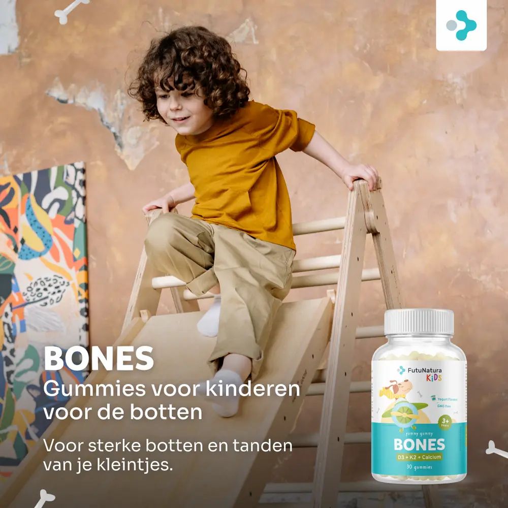 Kind op houten speelstructuur. Naast, fles FutuNatura Bones Gummies. Tekst: Gummies voor kinderen voor de botten.