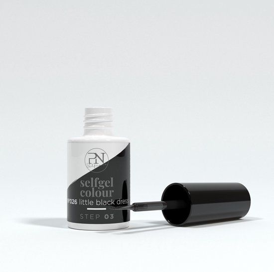 Flacon de vernis semi-permanent PN Selfgel ouvert. Pinceau visible. Inscription : N26 Little Black Dress, Step 03.
