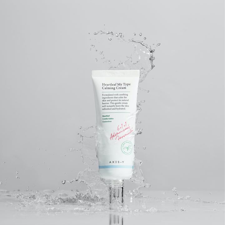 Witte tube Heartleaf My Type Calming Cream met waterspetters. Transparante applicator.