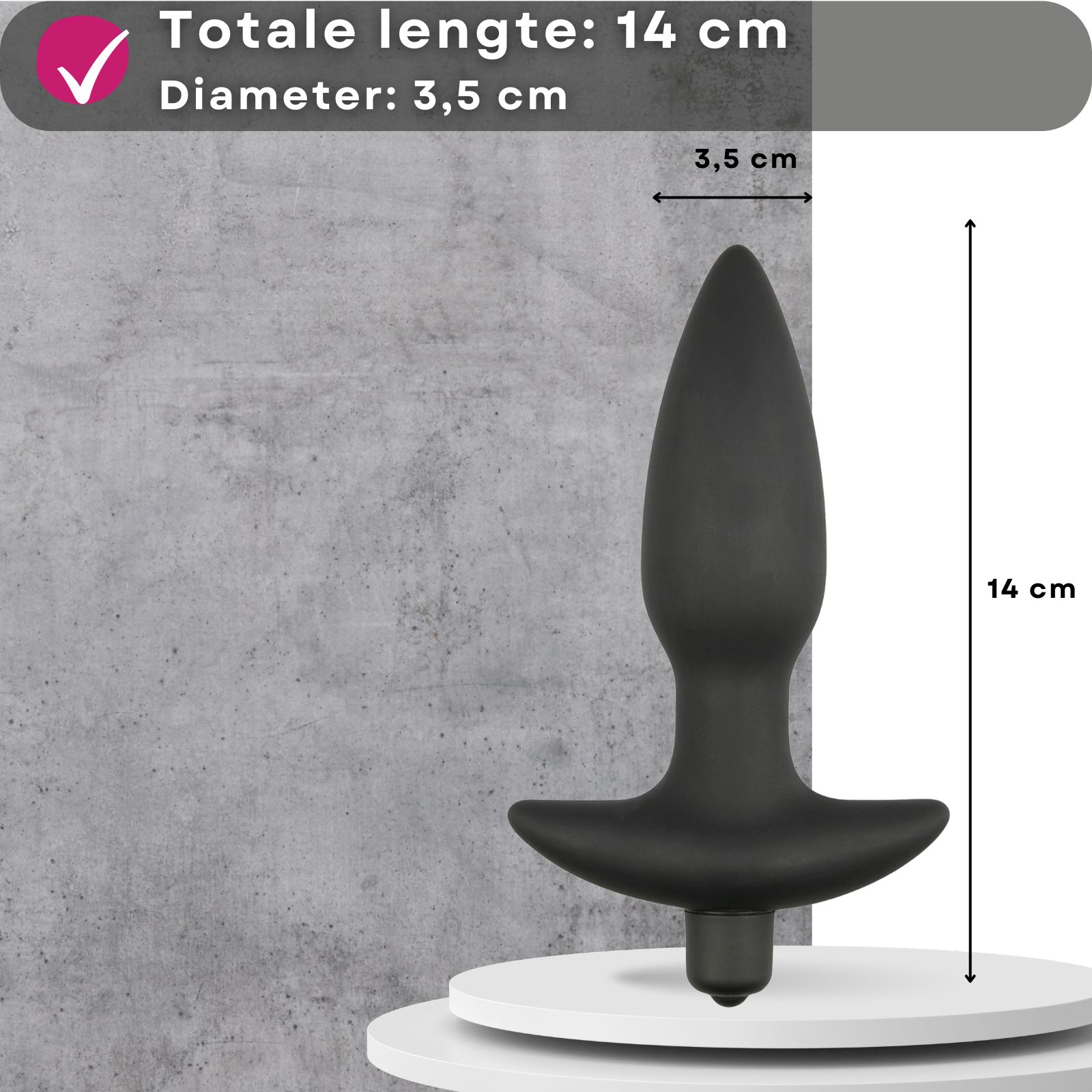 Anale plug, 14 cm lang, diameter 3,5 cm. Product op sokkel, grijze achtergrond.