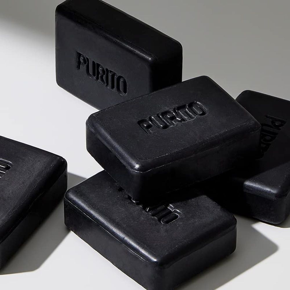 Meerdere zwarte zeepjes met het woord 'PURITO' in reliëf. Rechthoekige vorm.