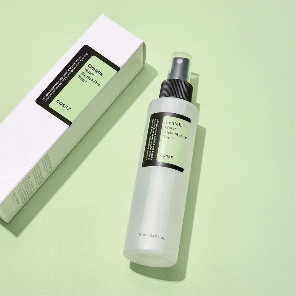 COSRX Centella Water Toner sans alcool à côté de son emballage.