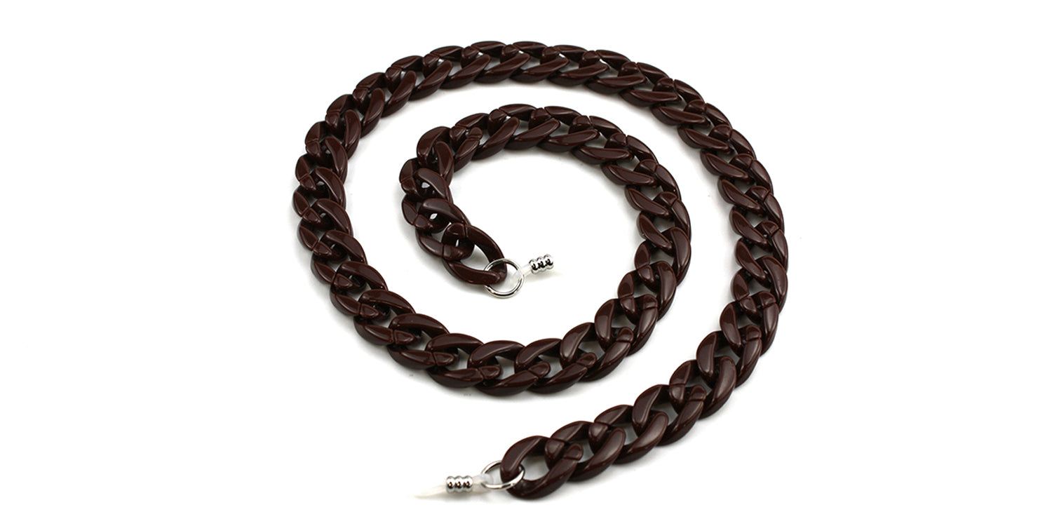 Cordon à lunettes marron, maillons de chaîne, attaches métalliques. Disposition en spirale sur fond blanc.