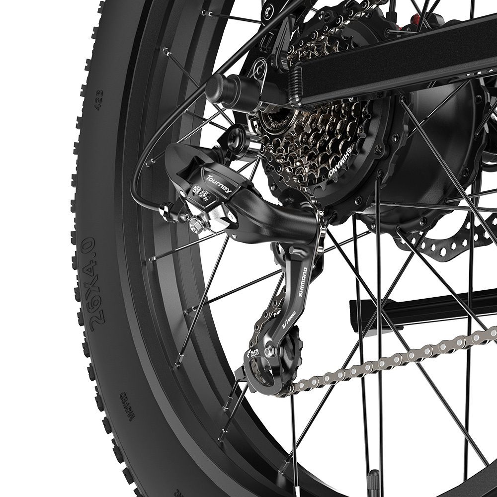 Détail du mécanisme d'un vélo noir. Chaîne et pneu. Inscription Tourney.