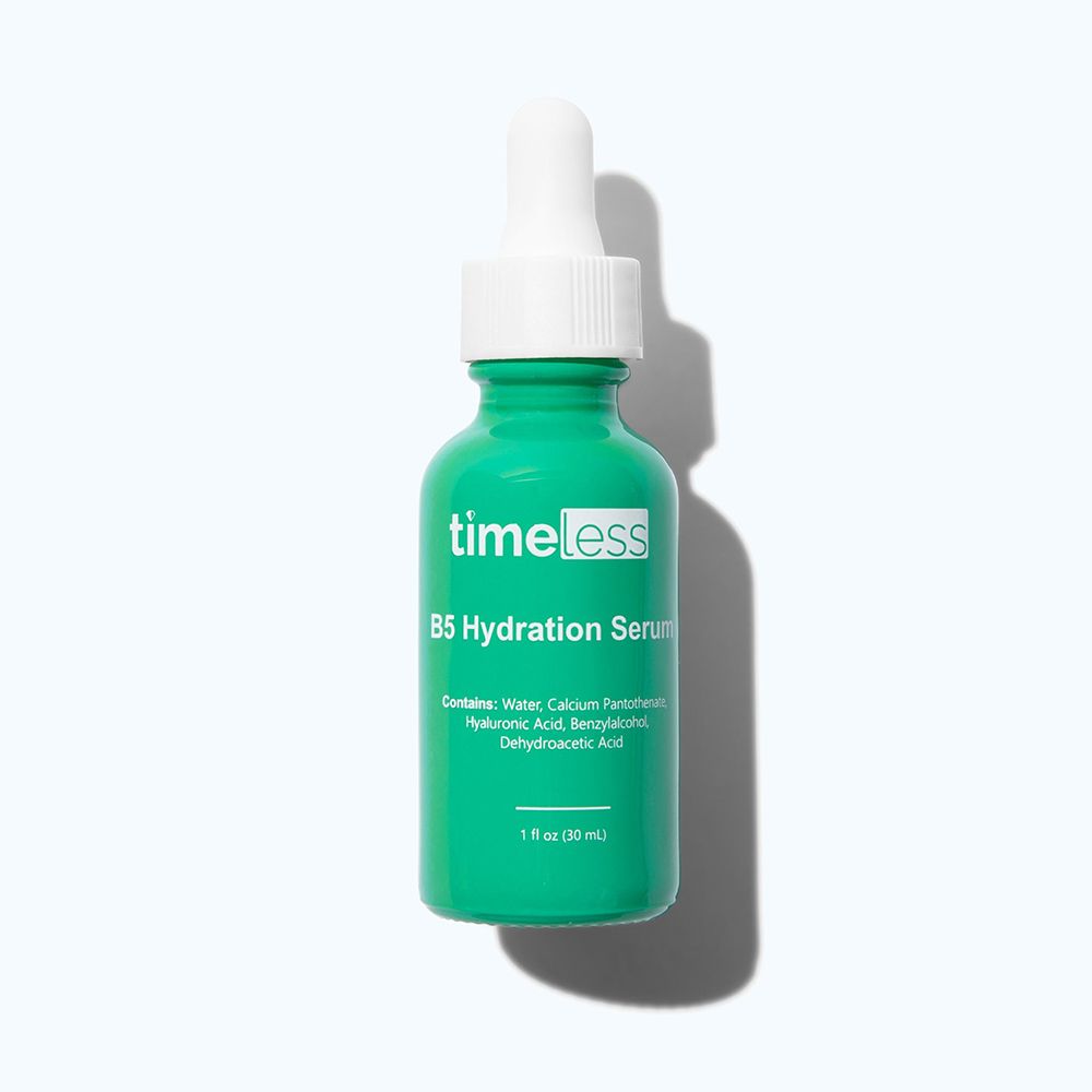 Groene fles met witte druppelaar. Opschrift: timeless, B5 Hydration Serum. Bevat ingrediënten. 1 fl oz (30 ml).