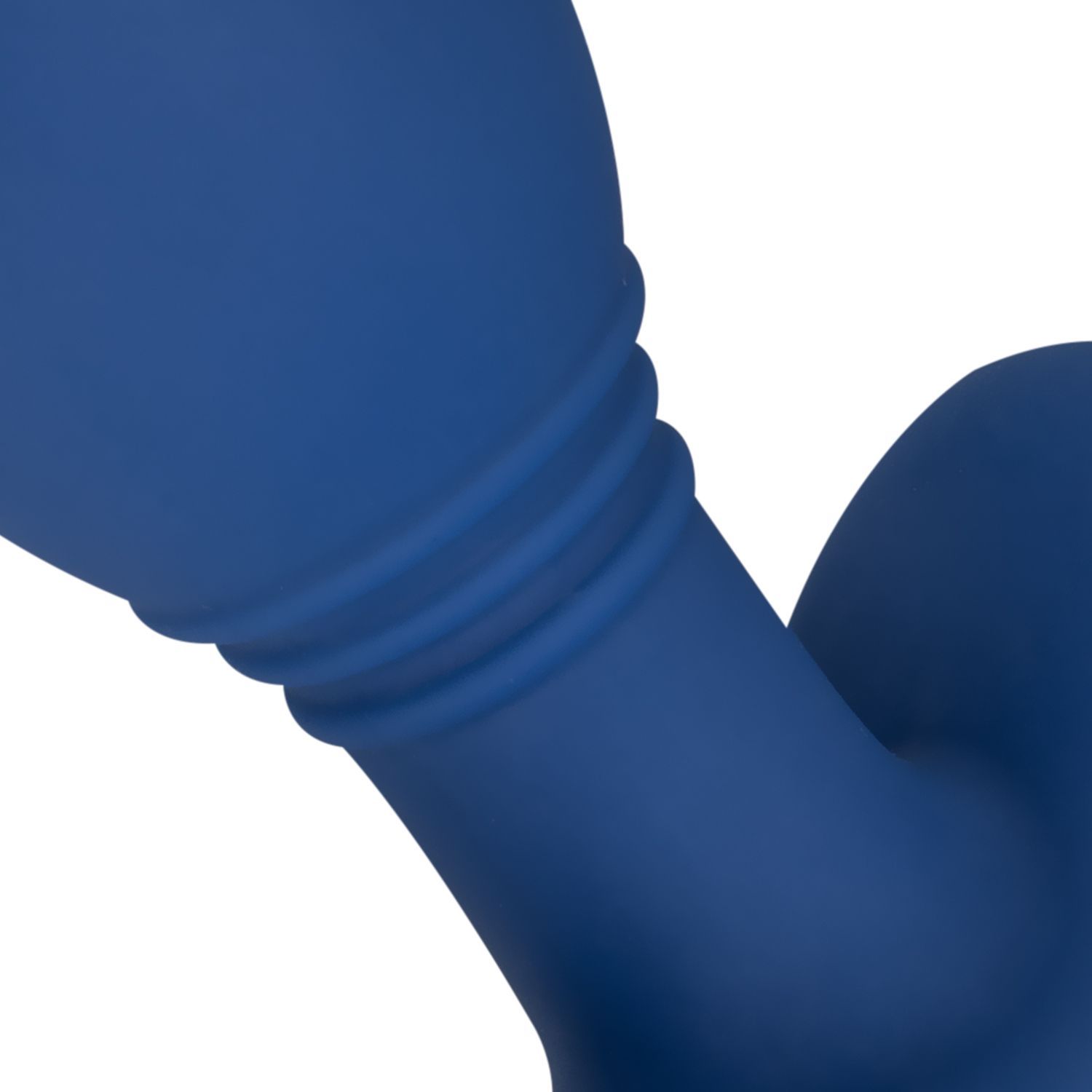 Gros plan d'un plug anal bleu. Base cannelée, forme arrondie.