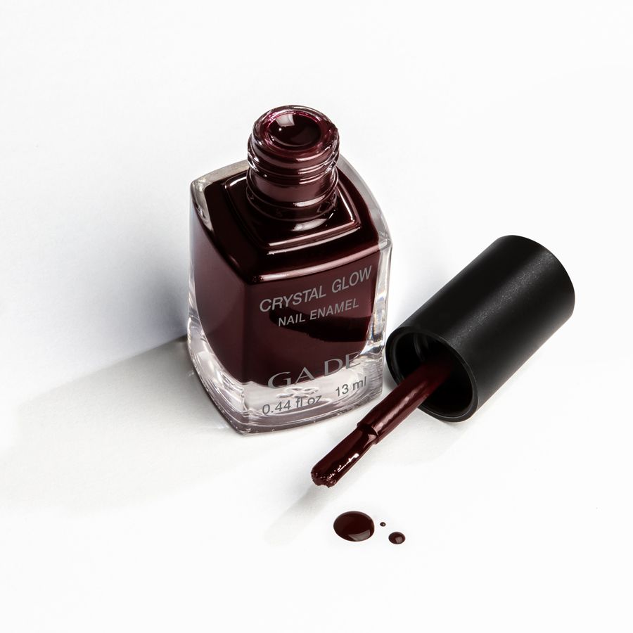 Ga-De Crystal Glow nagellak, open fles met borstel. Donkerrode nagellak. Ga-De logo en volumeaanduiding zichtbaar.