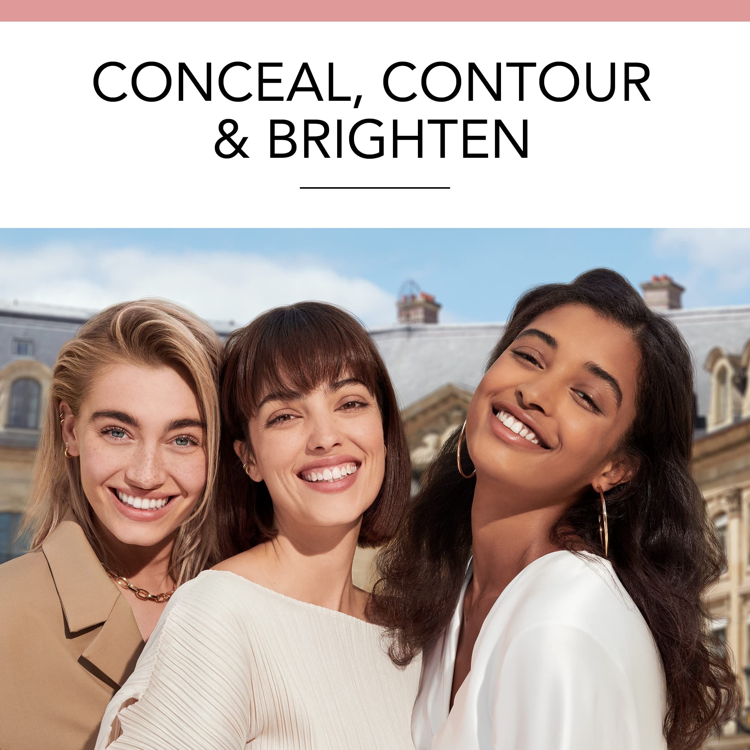 Drie lachende vrouwen voor een gebouw. Tekst: CONCEAL, CONTOUR & BRIGHTEN.
