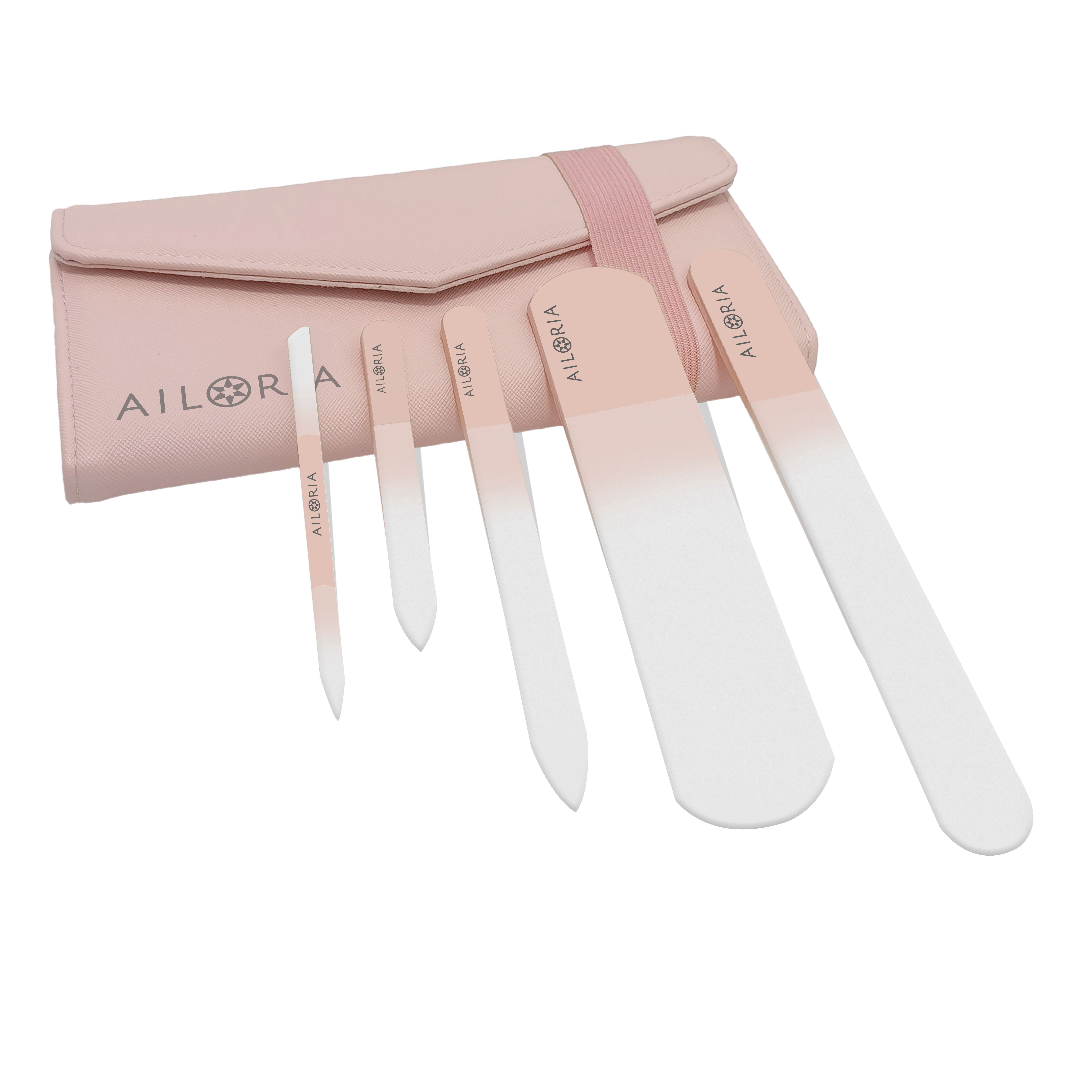 Ensemble de cinq limes à ongles et un étui. Limes de différentes formes et tailles. Étui en similicuir rose avec élastique.
