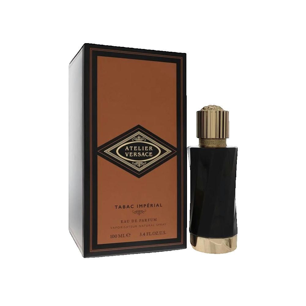 Zwarte flacon met gouden dop en bruine verpakking. Op de verpakking staat "ATELIER VERSACE" en "TABAC IMPÉRIAL".