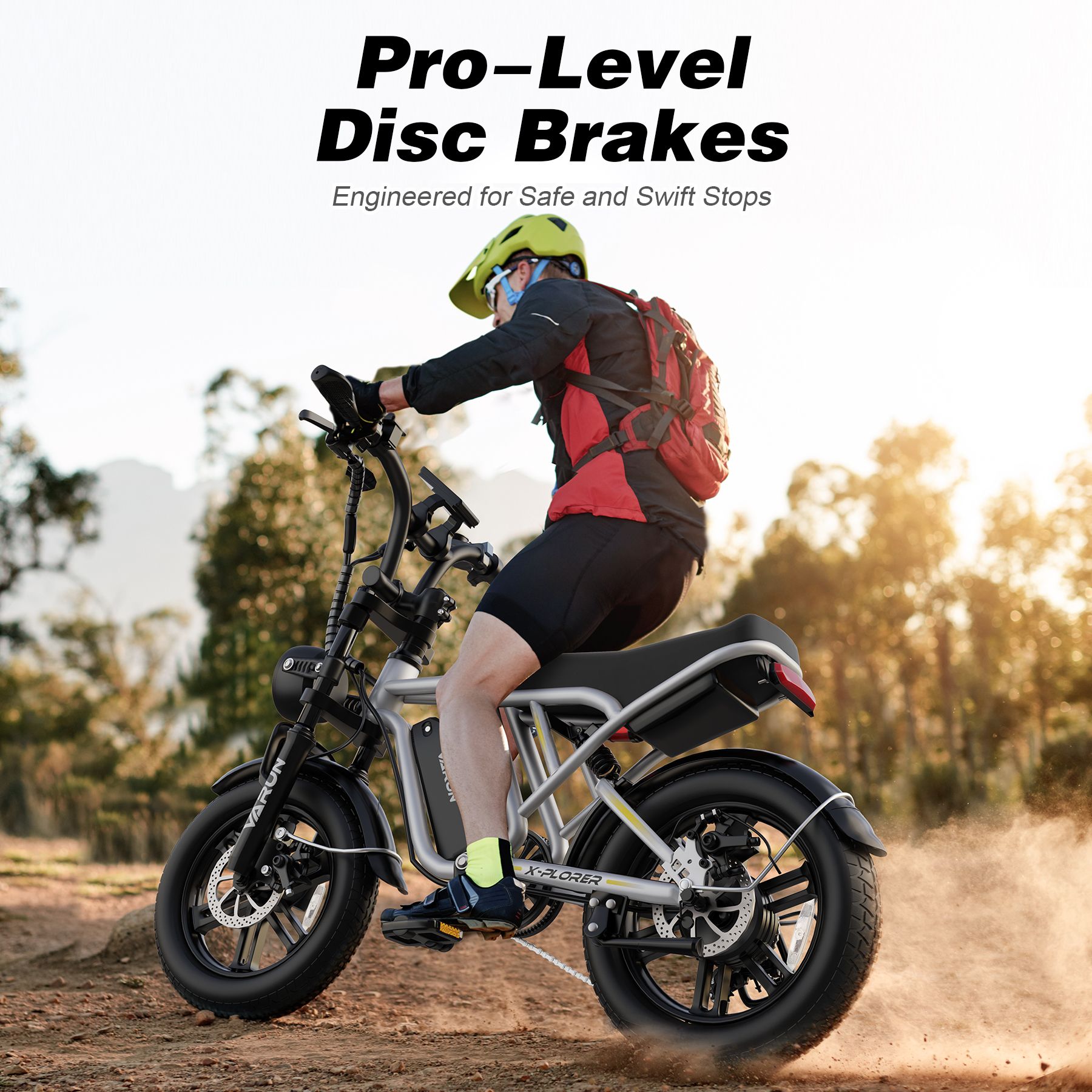 Persoon die op een e-bike offroad rijdt. Helm, rugzak. Tekst: Pro-Level schijfremmen.