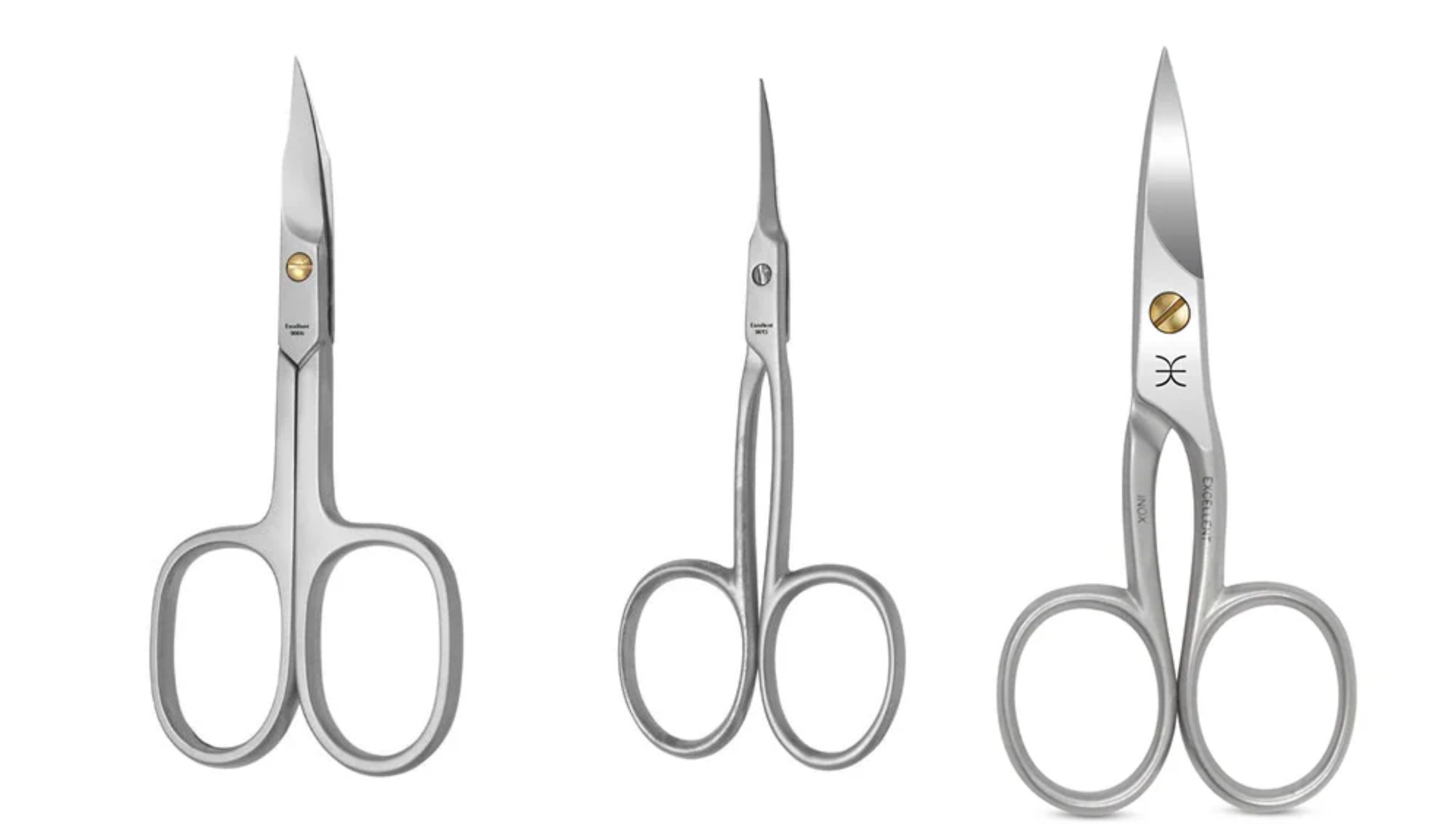 Trois ciseaux à ongles argentés. Différentes formes de pointes. Vis dorées. Sur fond blanc.
