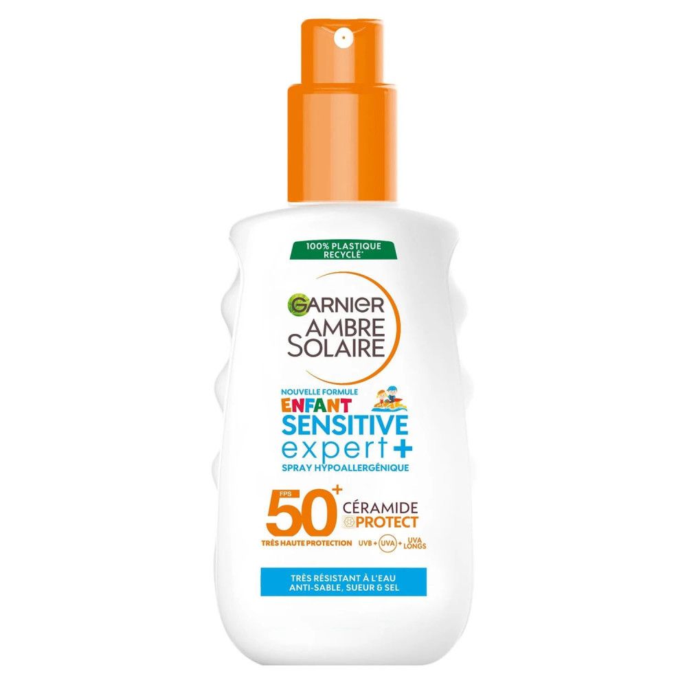 Witte fles met oranje spraykop. Opschrift: Garnier Ambre Solaire, Sensitive Expert+ SPF 50+ voor kinderen. Hypoallergeen.