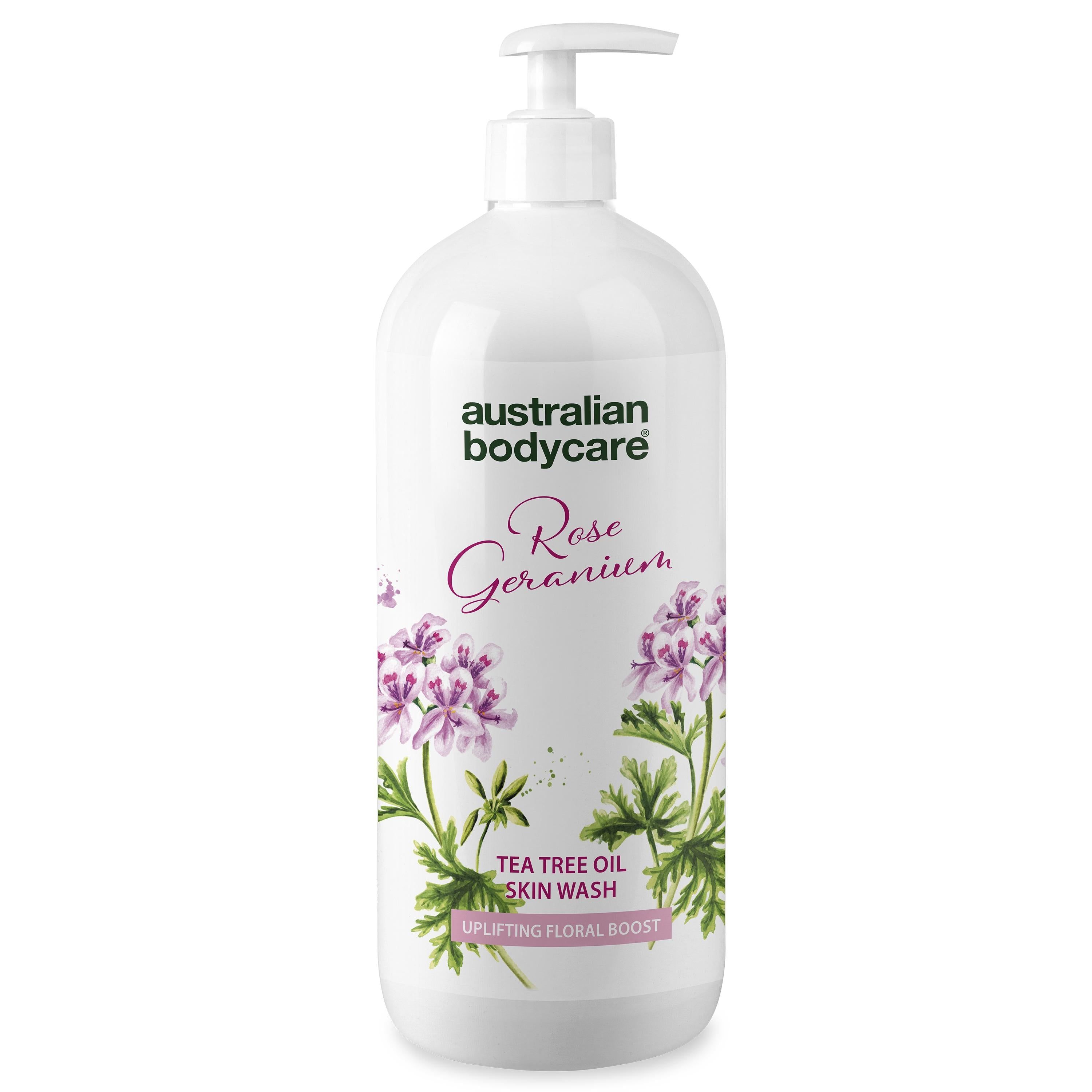 Flacon blanc avec pompe. Inscription : Australian Bodycare, Rose Geranium, Tea Tree Oil Skin Wash.