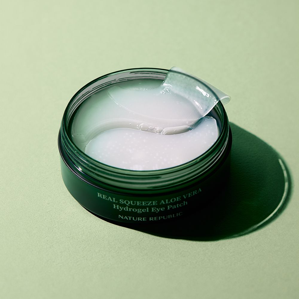 Pot ouvert avec patchs pour les yeux. Couvercle partiellement ouvert.