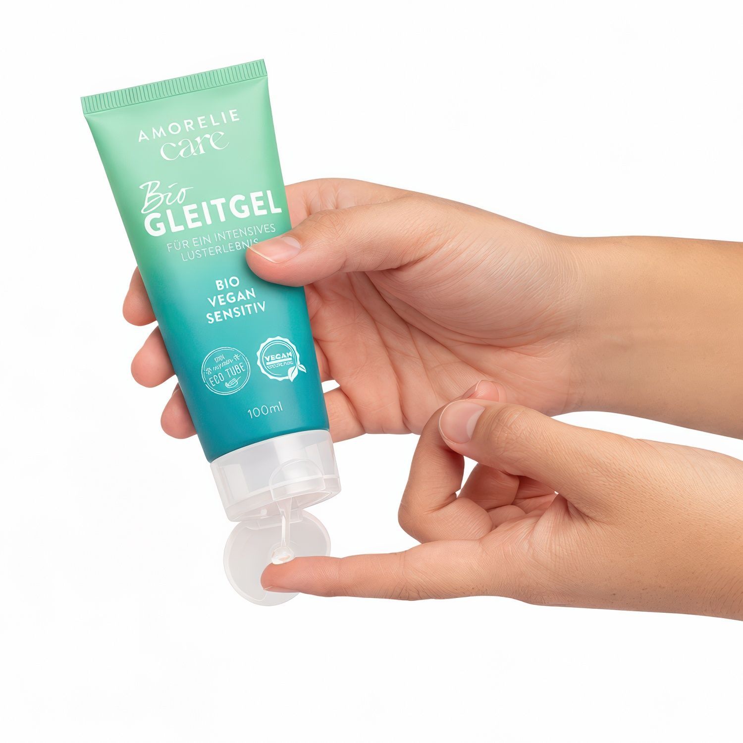 Groene tube in handen. Opschrift: Bio Gleitgel, Vegan Sensitiv. De dop is open.