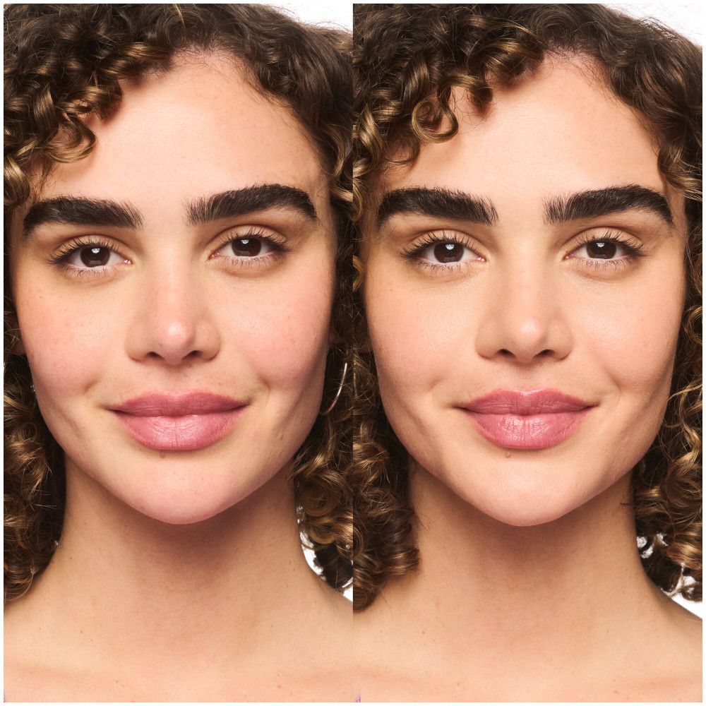 Comparaison avant-après. Femme bouclée, non maquillée à gauche, maquillée à droite. Différence de teint notable.