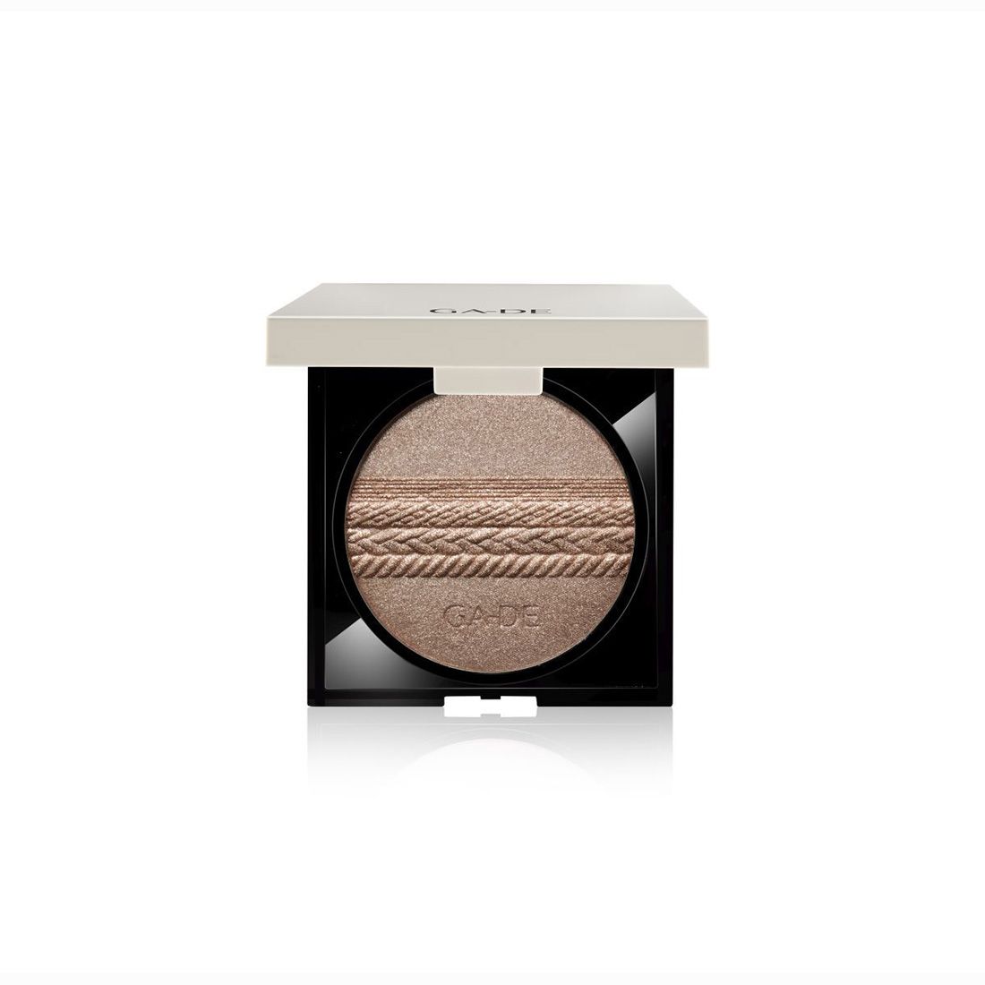 Vierkant make-up palette met lichte poeder. Bovenop staat "GA-DE". De poeder heeft een gevlochten patroon.